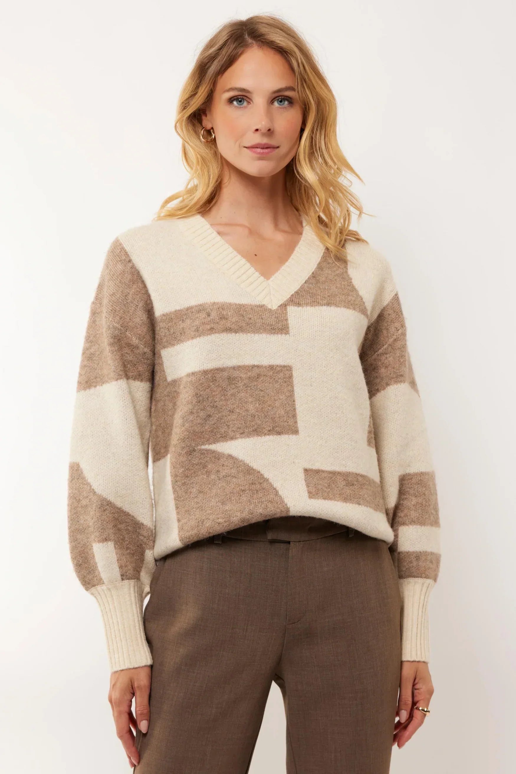 Core Line Geometric Knit Sweater | V-Neck | Balloon Sleeve